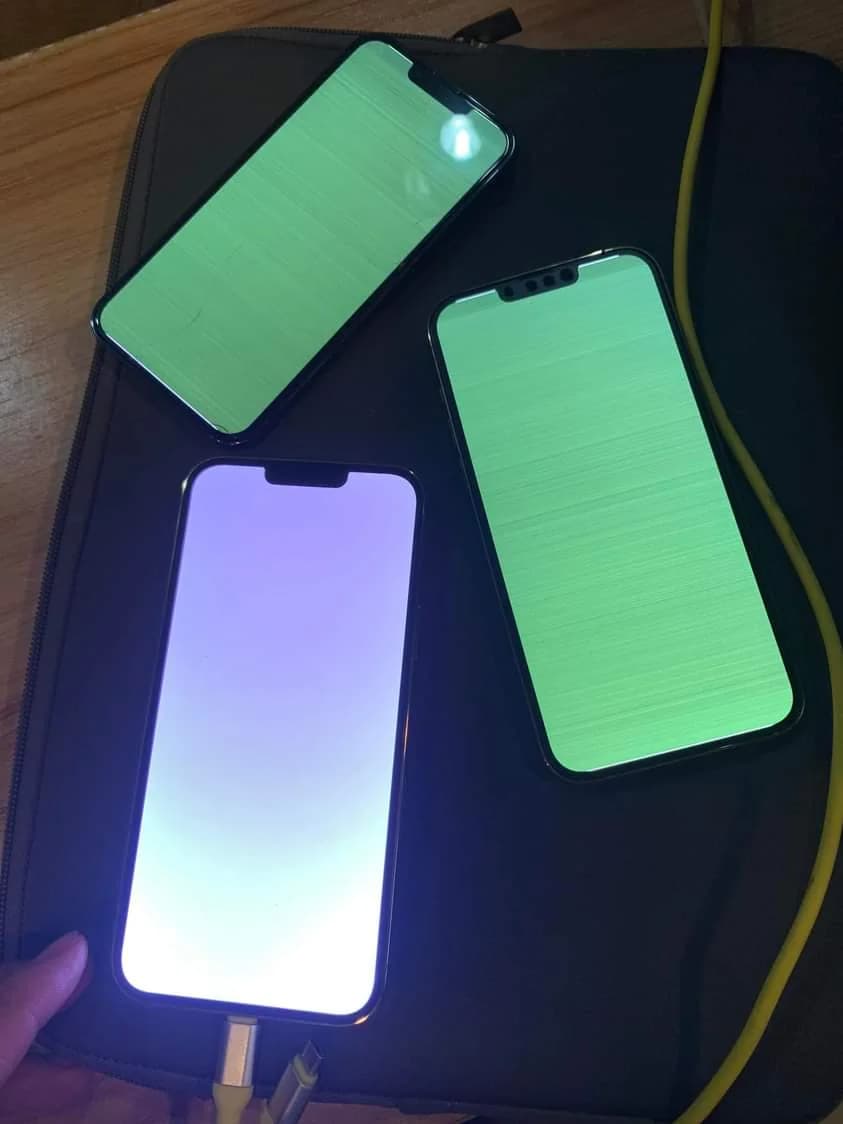 iPhone with green and white screens problem