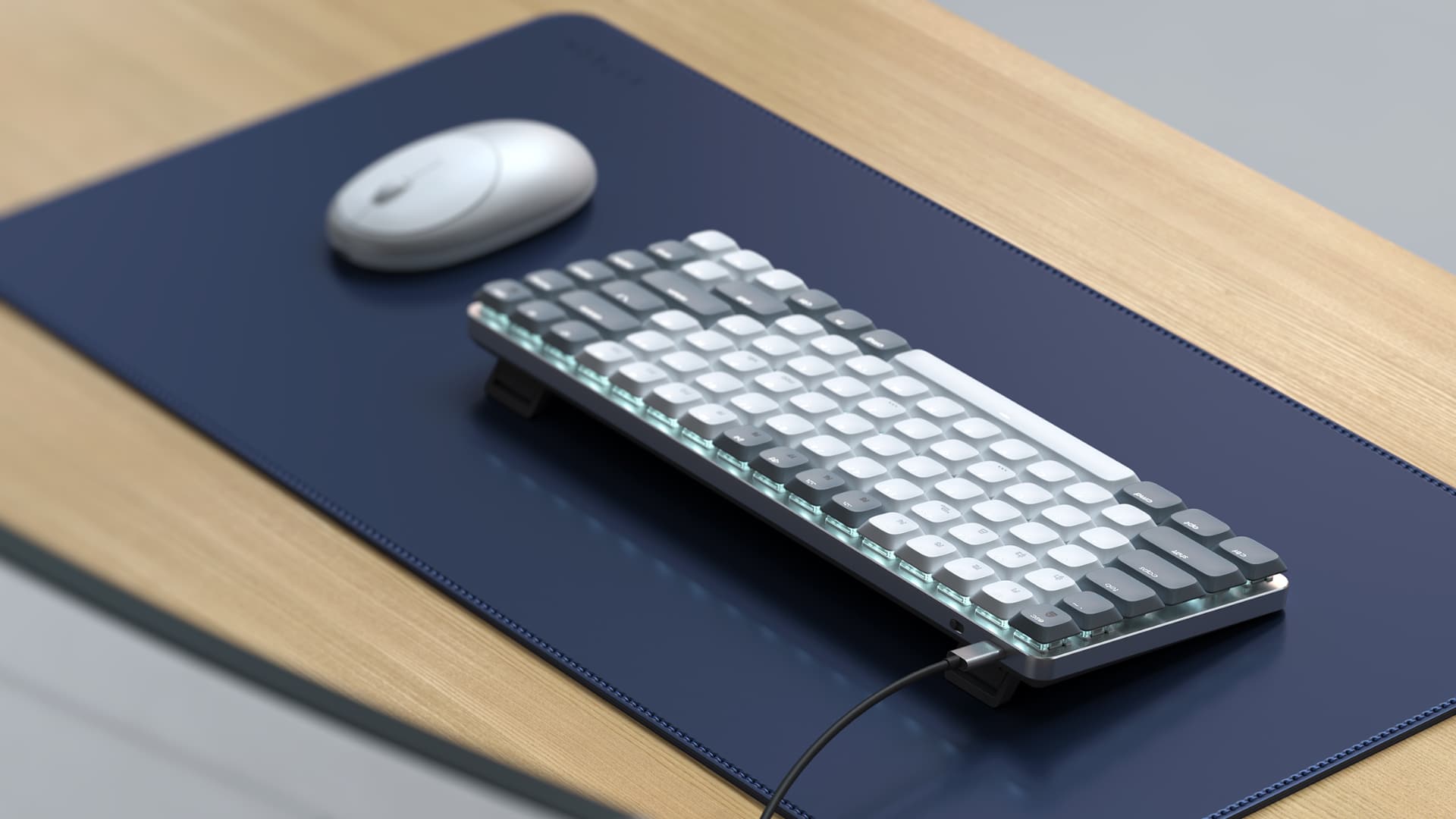 Satevhi's mechanical keyboard on a workdesk next to a mouse