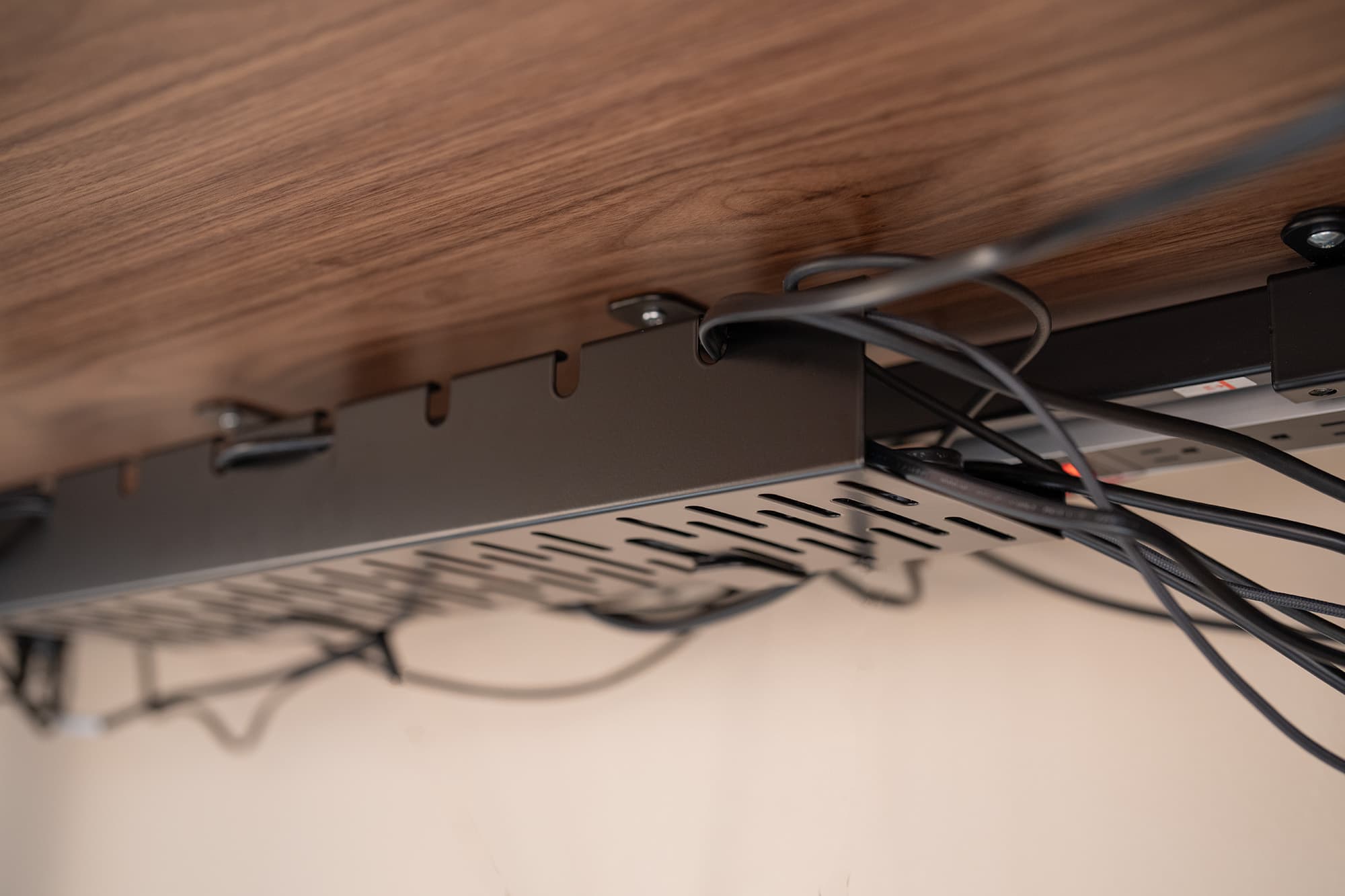 FlexiSpot E7 Plus Standing Desk cable management.