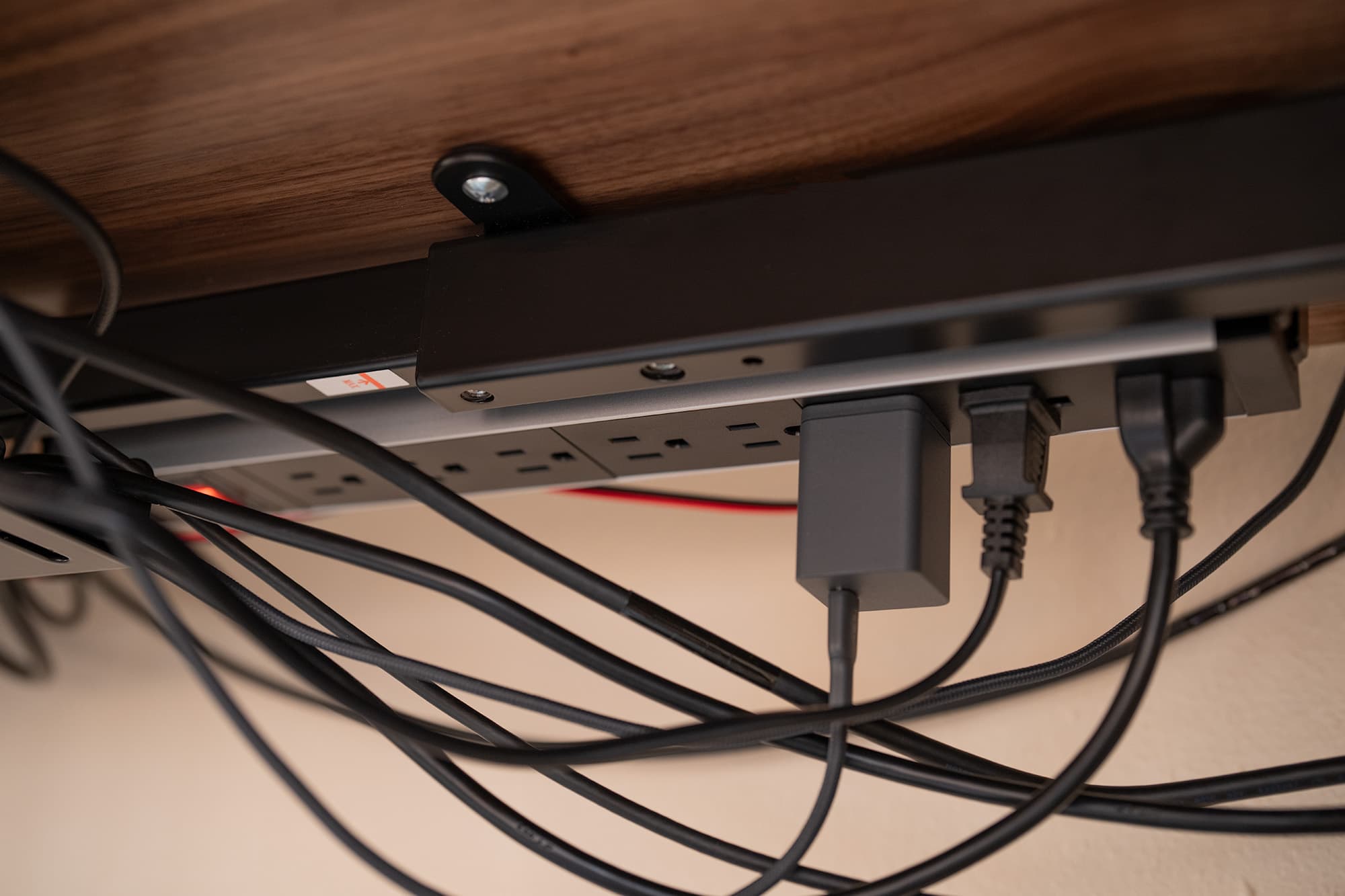 FlexiSpot E7 Plus Standing Desk power strip.