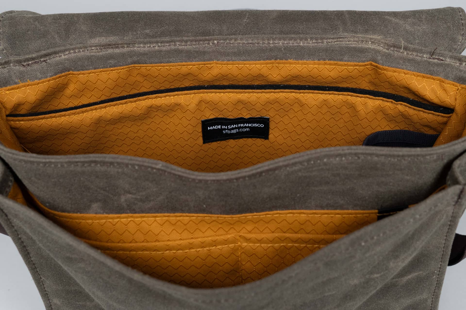 Internal pockets of WaterField's Shinjuku messenger bag