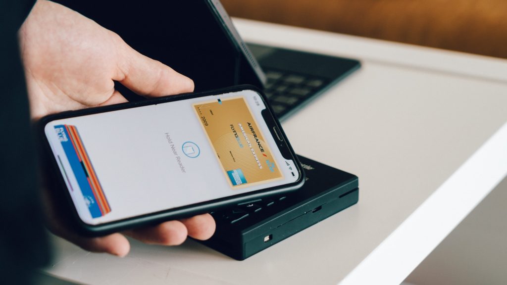 iOS 18.2 lets all iPhone owners set default apps for calling, messaging
