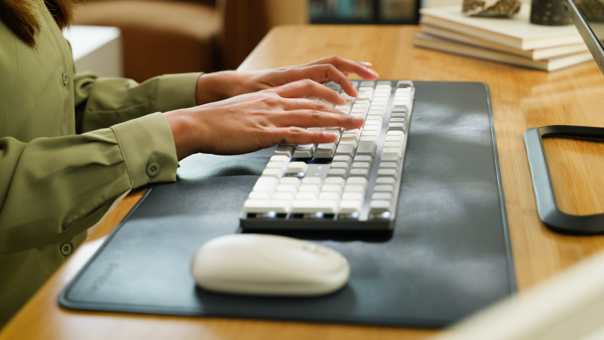 Woman typing on Satechi's mechanical keyboard.