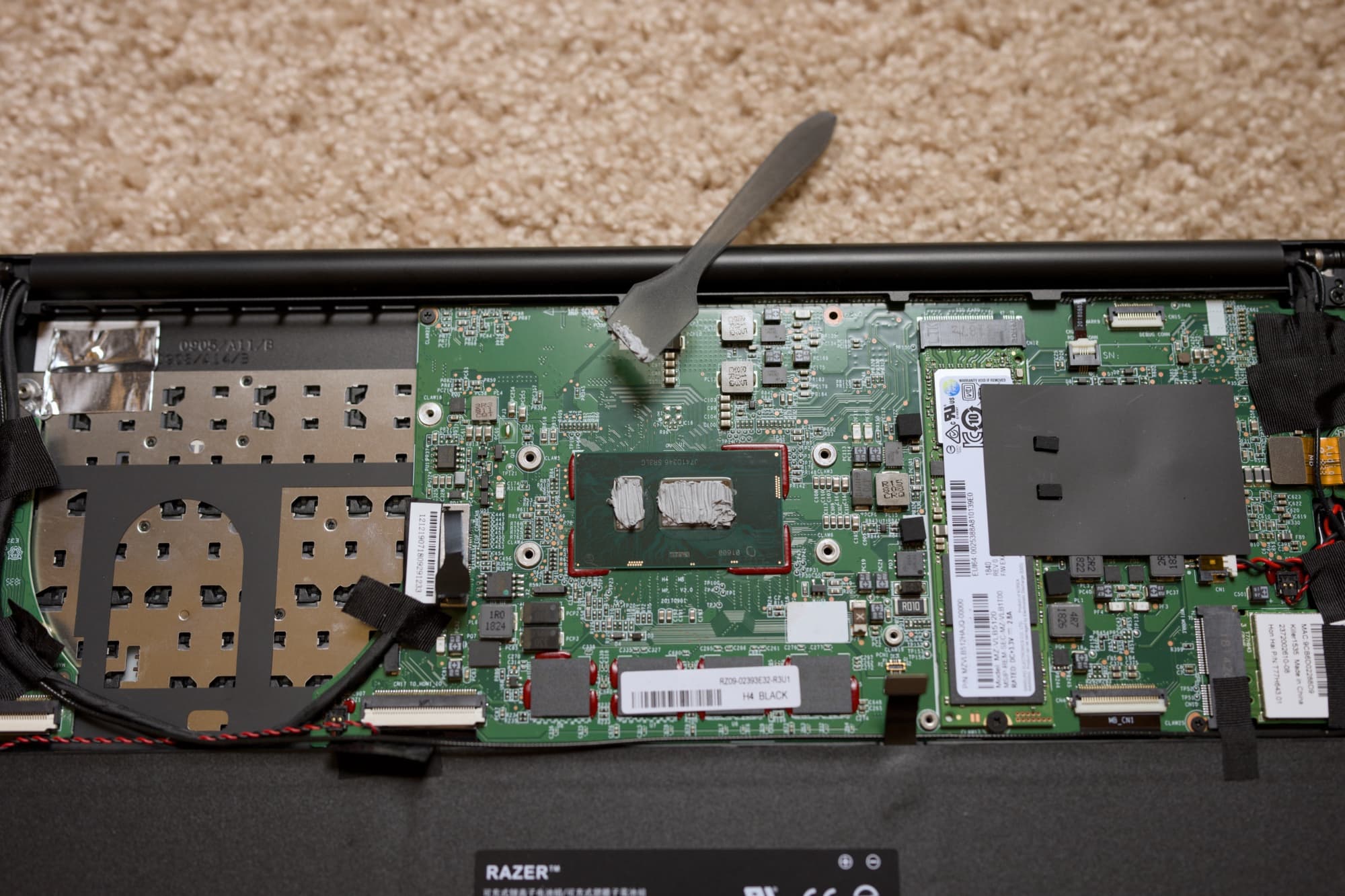 Spread the thermal paste.
